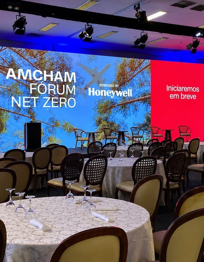 Case Talk Led - evento corporativo com painel de LED ao fundo e mesas montadas