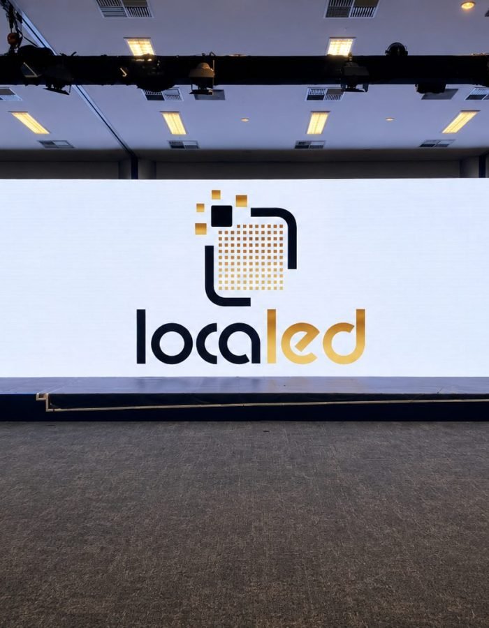 Case Talk Led - palco de evento com estrutura de iluminação e painel de LED
