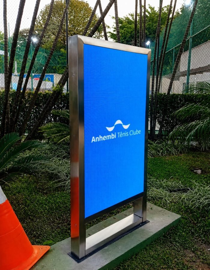 Case Talk Led - painel de LED outdoor instalado em área externa